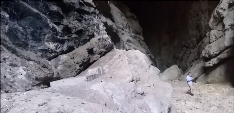 Tarogato in the Cueva del Hundidero
